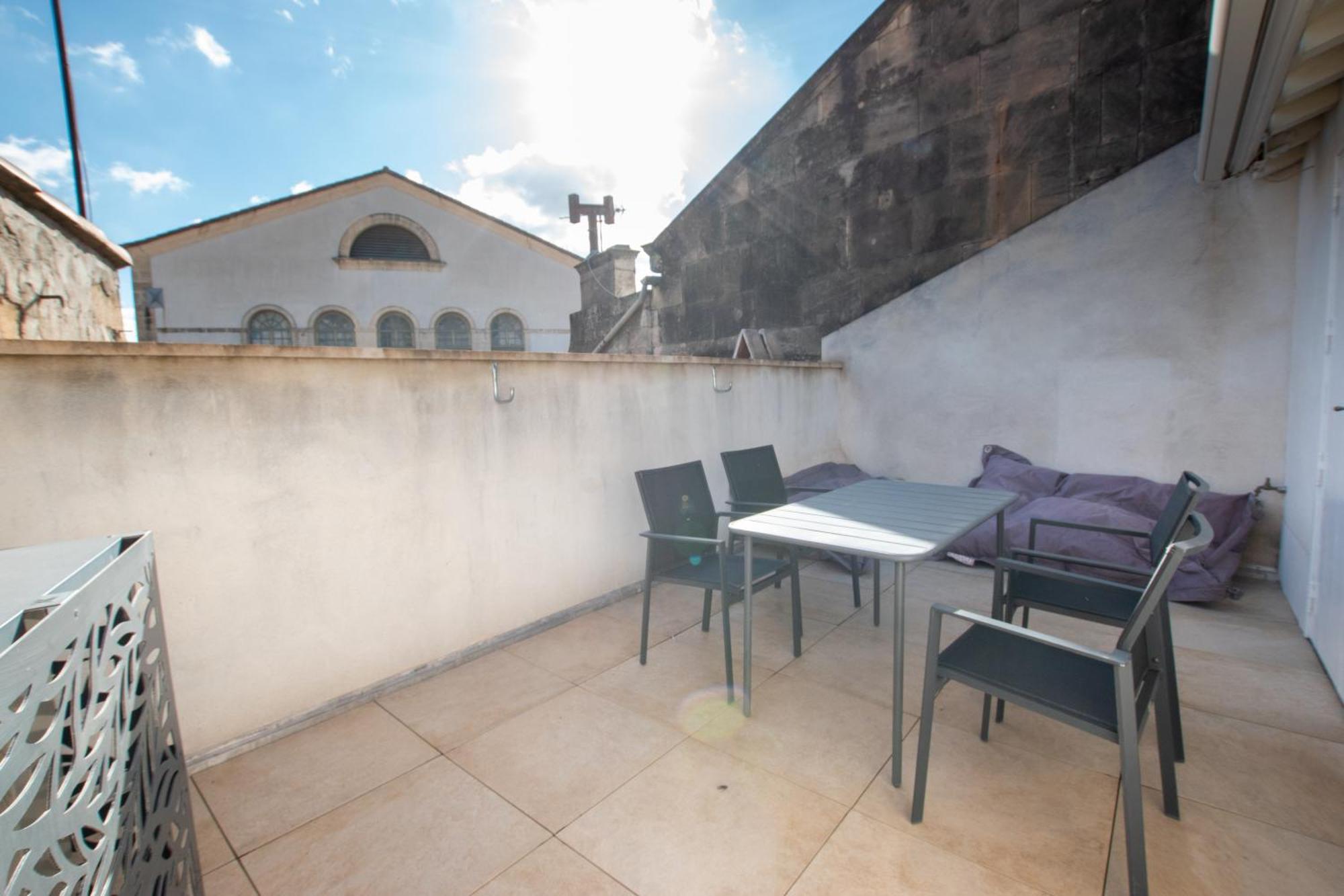La terrasse face au théâtre Arles Exterior foto